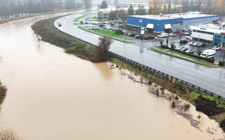 Urgent Evacuations in Tukwila Region as Green River Levee Fails